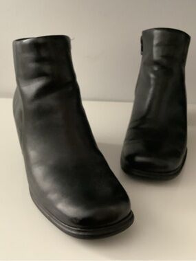 White mountain. Classic Black Leather Women's Ankle Boot